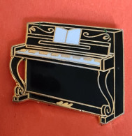 SUPER PIN'S "PIANO NOIR" Signé Tablo émaillé Grand Feu Base Or, Format 2,3X2,2cm - Birra