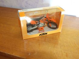 MOTO KTM 450 SX RACING / 06 ECHELLE 1/12 MOTOCROSS DANS SA BOITE D ORIGINE TRES BON ETAT VOIR PHOTOS - Moto