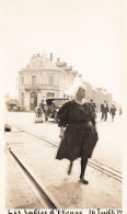 Les Sables D'olonne * Sablaise Port Pêche Poste Coiffe Costume * Photo Ancienne 1932 11.5x7cm - Sables D'Olonne