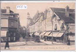 TROYES- VIEILLES MAISONS PLACE DES ANCIENNES BOUCHERIES- RUE URBAIN IV- ON Y BOIT DES VINS DES RICEYS - Troyes