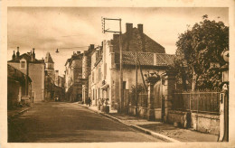 24 THIVIERS. Le Cinéma Et Une Pompe à Essence 1946 - Thiviers