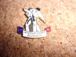 Pin's 5° Internationaux De France De Karaté - 1992 - Sport De Combat - Kimono - Otros & Sin Clasificación