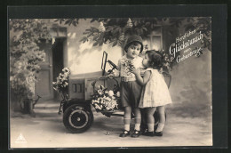 AK Niedliches Kinderpaar Vor Einem Mit Blumen Geschmücktem Auto Stehend  - Gebraucht