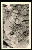 Foto-AK Lächelnde Dame Mit Tigerbaby Auf Dem Schoss, 1959  - Tigers