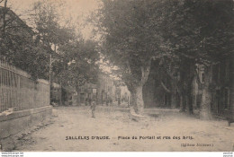 G21- 11) SALLELES D'AUDE - PLACE  DU  PORTAIL ET RUE DES ARTS - (ANIMEE - 2 SCANS) - Salleles D'Aude