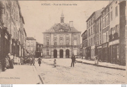 I9- 57) BOULAY (MOSELLE)  PLACE DE L'HOTEL DE VILLE - (ANIMEE - ECOLIERS - 2 SCANS) - Boulay Moselle