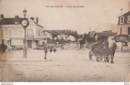 J2- 77) LIZY SUR OURCQ - PLACE DE LA GARE  - (ANIMEE - ATTELAGE CHEVAL - 2 SCANS) - Lizy Sur Ourcq