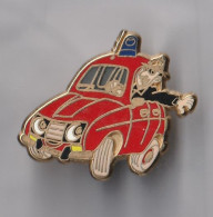 PIN'S THEME POMPIERS VOITURE ET SAPEUR  SIGNE  BALLARD  FLAMMECHE ET CORNAFEU - Feuerwehr