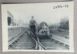 A Bicycle Made For Choo (choo) - 15 X 10 Cm. (REPRO PHOTO! - Zie Beschrijving - Voir Description - See Description)! - Eisenbahnen