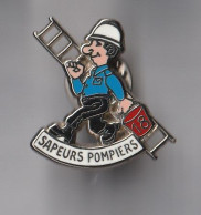 PIN'S THEME  POMPIERS ECHELLE  PORTEE PAR UN POMPIER - Firemen