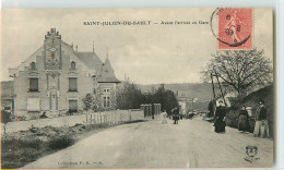 35661 - SAINT JULIEN DU SAULT - AVANT L ARRIVEE EN GARE - Saint Julien Du Sault