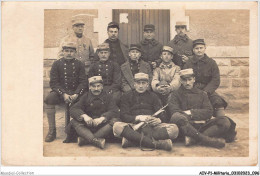 AIVP1-0049 - MILITARIA - UN GROUPE DE SOLDAT  - Uniformi