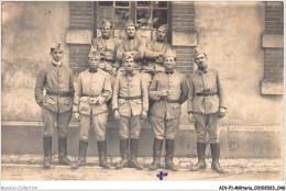 AIVP1-0024 - MILITARIA - GROUPE DE SOLDATS  - Uniformi