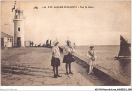 AIYP10-PAYS-DE-LOIRE-0933 - LES SABLES-D'OLONNE - Sur La Jetés - Pays De La Loire