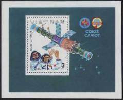 Vietnam MNH Perf Souvenir Sheet 1980 : Intercosmos - Soviet - Viet Nam Space Flight (Ms365B) - Vietnam