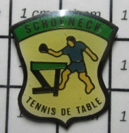 713B Pin's Pins / Beau Et Rare : SPORTS / PING-PONG TENNIS DE TABLE SCHOENECK On Joue Pieds Nus ? - Tafeltennis