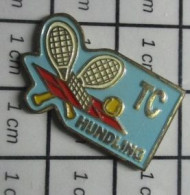 713B Pin's Pins / Beau Et Rare / SPORTS / TENNIS CLUB TC HUNDLING BALLE RAQUETTES COURT - Tennis