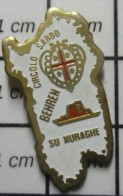 713B  Pin's Pins / Beau Et Rare / ASSOCIATIONS / CIRCLO SARDO BEHREN SU MURAGHE SARDAIGNE - Associations