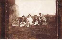 93 - N°73337 - STAINS - Photo De Famille Dans Un Pré - Carte Photo - Stains