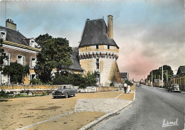 Automobiles - Les Ponts De Cé - Donjon De L'ancien Château-Fort Construit En 1206 Dans Lequel Le Roi René Aimait à Séjou - Turismo