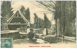 95.MAGNY EN VEXIN.n°17828.ANCIEN LAVOIR.VOIR ETAT.PLIES - Magny En Vexin