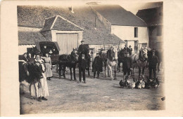 Agriculture - N°83235 - Groupe Dans Une Cour De Ferme, Avec Des Poules - Carte Photo à Localiser - Boerderijen