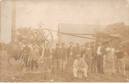 Agriculture - N°82702 - Groupe D'hommes Avec Des Fourches Devant Une Machine - Carte Photo à Localiser - Fermes