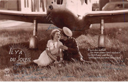Aviation - N°70556 - Il Y A Du Soleil - Couple Assis Dans L'herbe Sous Un Avion - 1939-1945: II Guerra