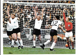 GF2231 - PHOTO POLY - WORLD CUP 1966 - HELMUT HALLER - K.H SCHNELLINGER - WOLFGANG OVERATH 12 - BOBBY MOORE - Autres & Non Classés