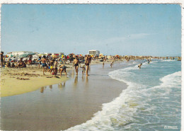 34. MARSEILLAN PLAGE. CPSM. LA PLAGE. AU SECOND PLAN LE RESTAURANT " LE CRABE ". ANIMATION.. ANNEE 1976 + TEXTE - Marseillan