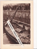Un Bateau De Pêche Dans Le Port De Boulogne (Pas-de-Calais), Photo Sépia Extraite D'un Livre Paru En 1933 - Non Classés