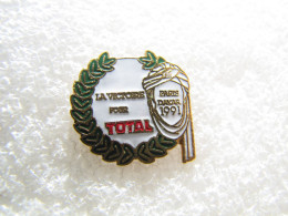 PIN'S    TOTAL    PARIS DAKAR  91  Email Grand Feu   ARCANE - Carburants