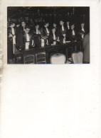 Photo 18 X 12.5 Cms - Avocats En Tenues Robes Et Toges  Dans Un Tribunal - Serment ? - - Sonstige & Ohne Zuordnung