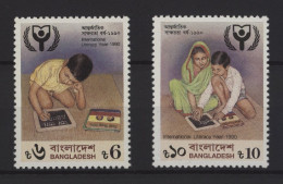 Bangladesh - 1990 Year Of Literacy MNH__(TH-25539) - Bangladesh