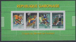 GABON 1998 FOOTBALL WORLD CUP S/SHEET AND 4 STAMPS - 1998 – Frankreich