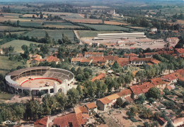 VIC-FEZENSAC (Gers): Vue Aérienne - Les Arènes Et Le Groupe Scolaire - Vic-Fezensac