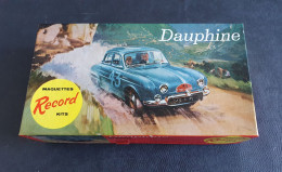 MAQUETTE RENAULT DAUPHINE RECORD KITS 64 PIECES ECHELLE 1 / 25 EME - Carros