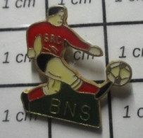 713B Pin's Pins / Beau Et Rare : SPORTS / CLUB FOOTBALL SRC BNS - Calcio