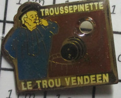 1116A Pin's Pins / Beau Et Rare / BOISSONS / TROUSSEPINETTE LE TROU VENDEEN ALCOOL DE VENTRE-A-CHOU - Bevande