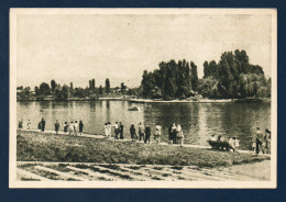 Roumanie. Bucuresti. Le Parc De La Culture Et Du Repos De J. Staline. Promeneurs Au Bord Du Lac. 1955 - Roumanie
