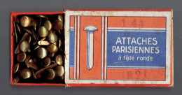 Très Ancienne Boîte D'Attaches Parisiennes à Tête Ronde (années 1950) - Altri & Non Classificati
