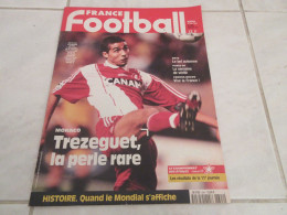 FRANCE FOOTBALL 2694 25.11.1997 TREZEGUET WEAH RONALDO AFFICHES COUPES Du MONDE  - Andere & Zonder Classificatie