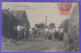 Carte Postale Agriculture La Vie Aux Champs  Le Battage Des Blés    Très Beau Plan - Fermes