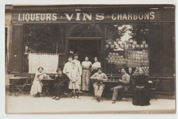 CARTE PHOTO - DEVANTURE D'UN CAFE - LIQUEURS - CHARBON - CLIENTS A L' APERO EN TERRASSE -z 2 SCANS Z- - Negozi