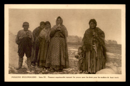 MISSIONS - ESQUIMAUDES - FEMMES TANNANT LES PEAUX AVEC LES DENTS POUR LES SOULIERS DE LEURS MARIS - Missionen