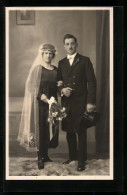 Foto-AK Hochzeitspaar Mit Blumenstrauss  - Marriages
