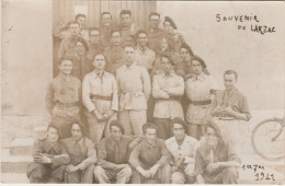 N20-12) CAMP DU LARZAC - AVEYRON - CARTE PHOTO - SOUVENIR DU 21 JUILLET 1941 - UN GROUPE  MILITAIRES  - 2 SCANS) - La Cavalerie