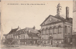 51) AY - CHAMPAGNE (MARNE)  HOTEL DE VILLE ET RUE DES POILUS 1914/18 - (ANIMEE - HABITANTS - 2 SCANS) - Ay En Champagne