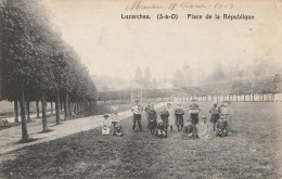 P2-95) LUZARCHES - PLACE DE LA REPUBLIQUE - (ANIMEE - ECOLIERS - ENFANTS - PERSONNAGES - 2 SCANS) - Luzarches