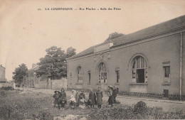 P6- 93) LA COURNEUVE - RUE PLUCHET SALLE DES FETES - (ANIMEE - GROUPE D' ENFANTS) - La Courneuve